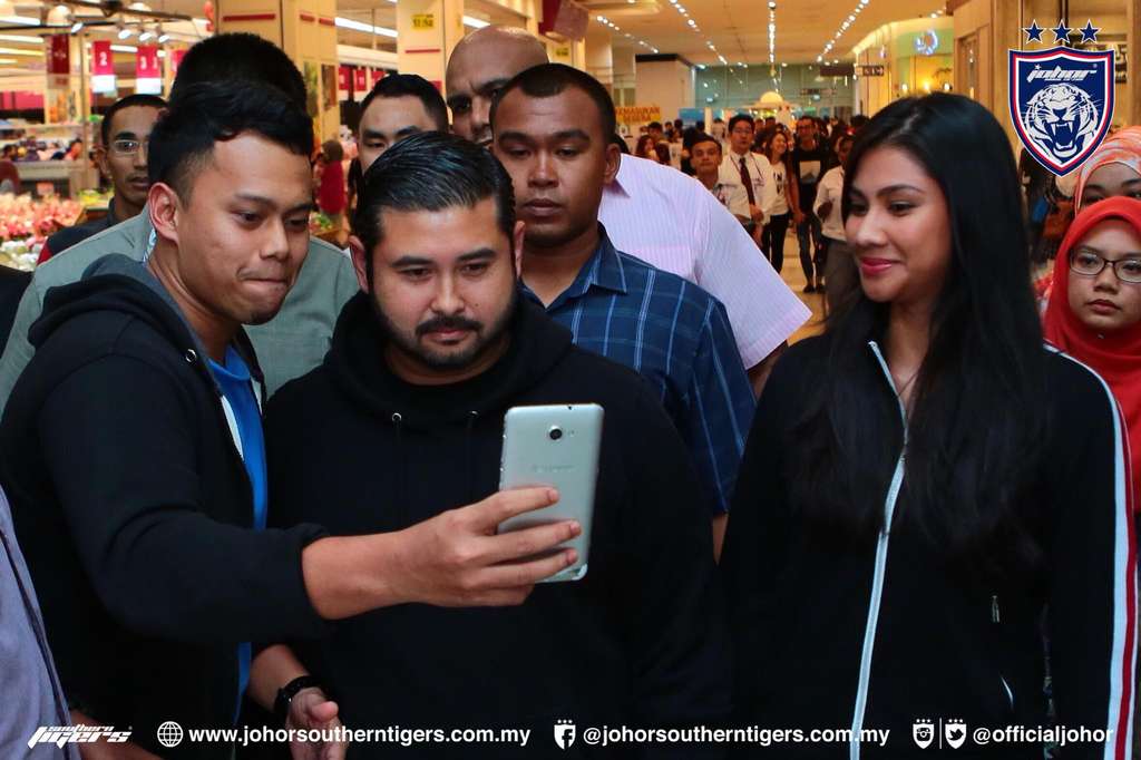 Pangeran Johor Bayar Belanjaan Pengunjung Mal Hingga Rp3,5 M