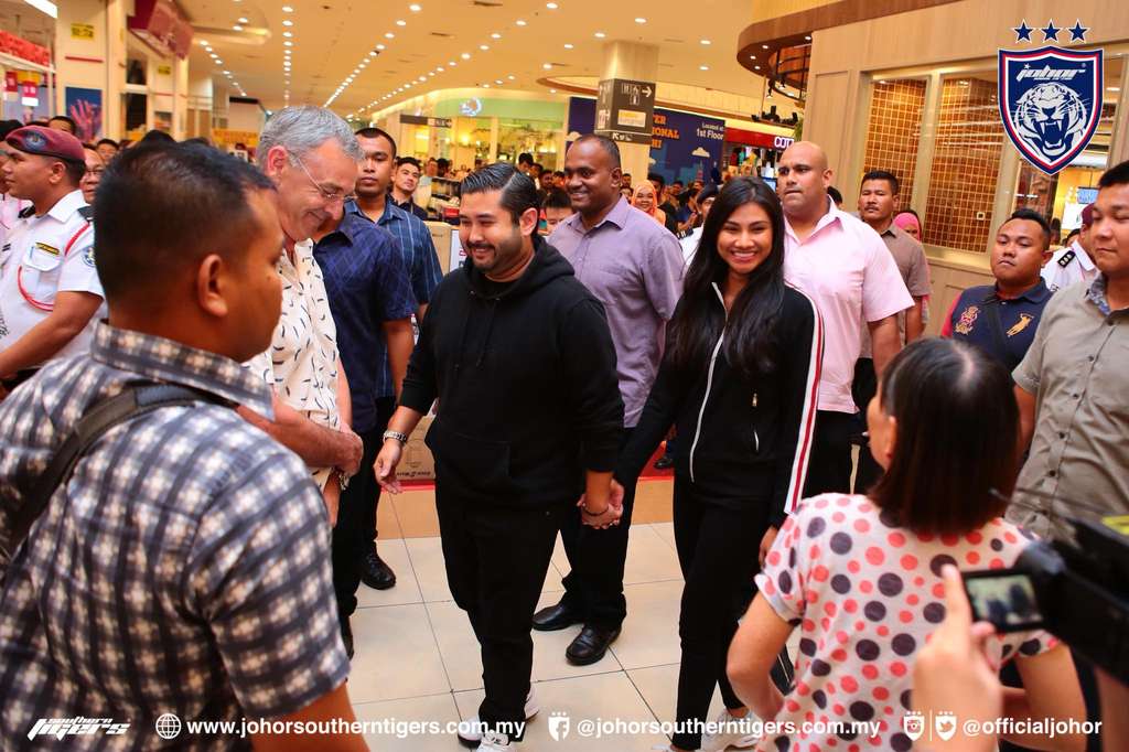 Pangeran Johor Bayar Belanjaan Pengunjung Mal Hingga Rp3,5 M