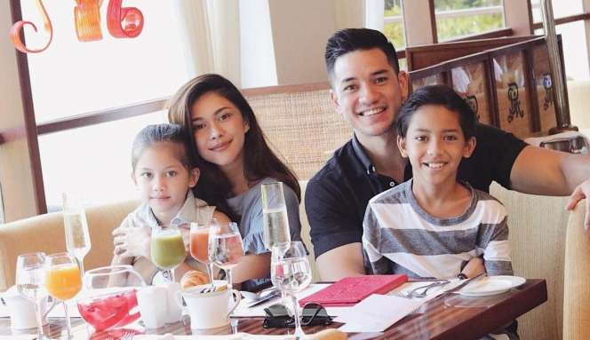 Potret Kehangatan Keluarga Nana Mirdad dan Andrew White
