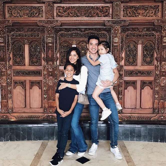 Potret Kehangatan Keluarga Nana Mirdad dan Andrew White