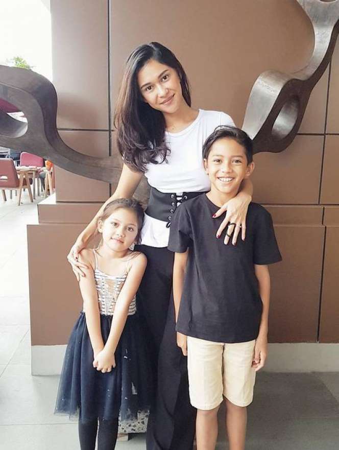 Potret Kehangatan Keluarga Nana Mirdad dan Andrew White