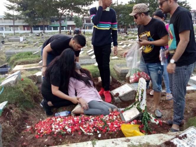 Tangis Histeris Lucinta Luna di Pusara Bunda