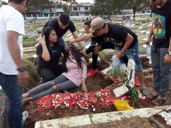 Tangis Histeris Lucinta Luna di Pusara Bunda