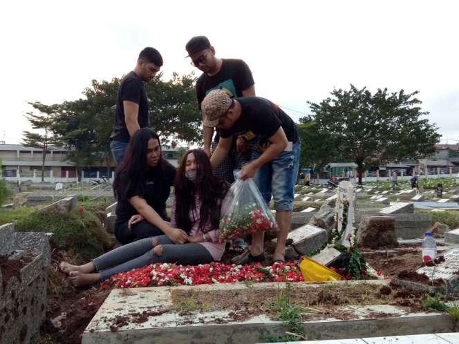 Tangis Histeris Lucinta Luna di Pusara Bunda