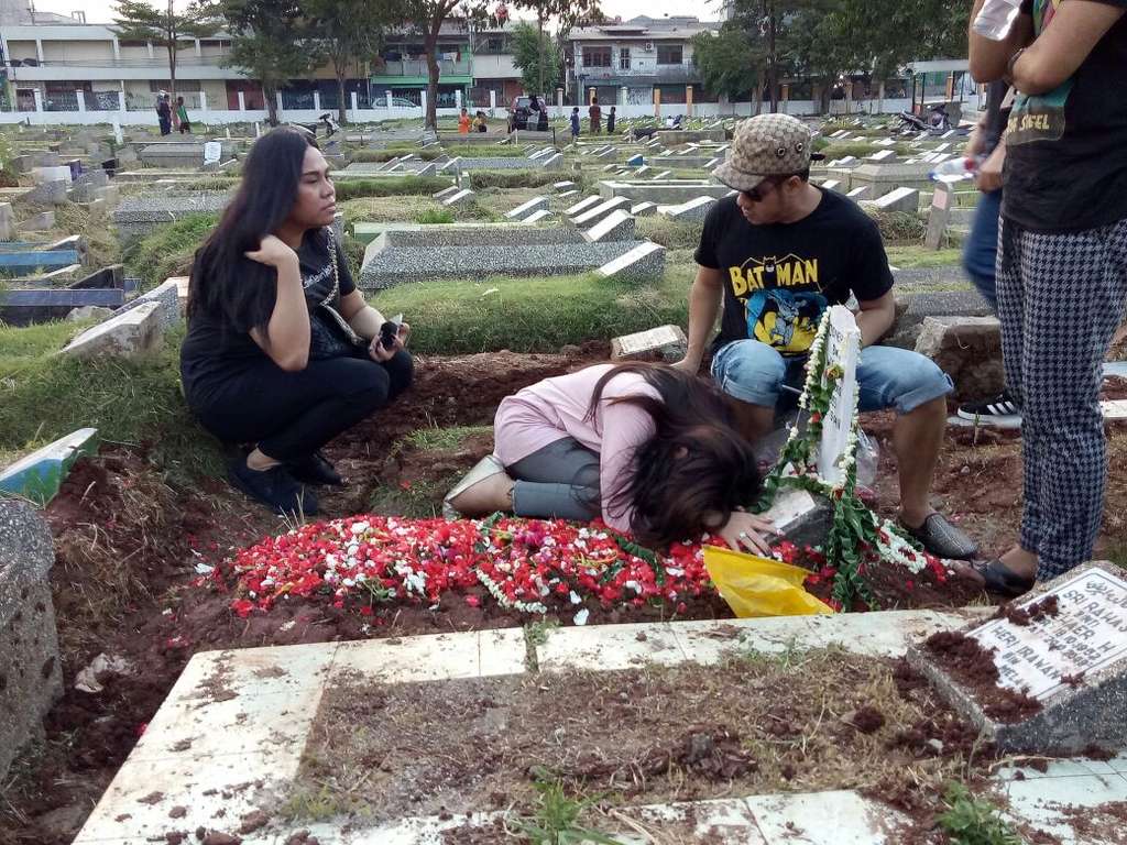 Tangis Histeris Lucinta Luna di Pusara Bunda