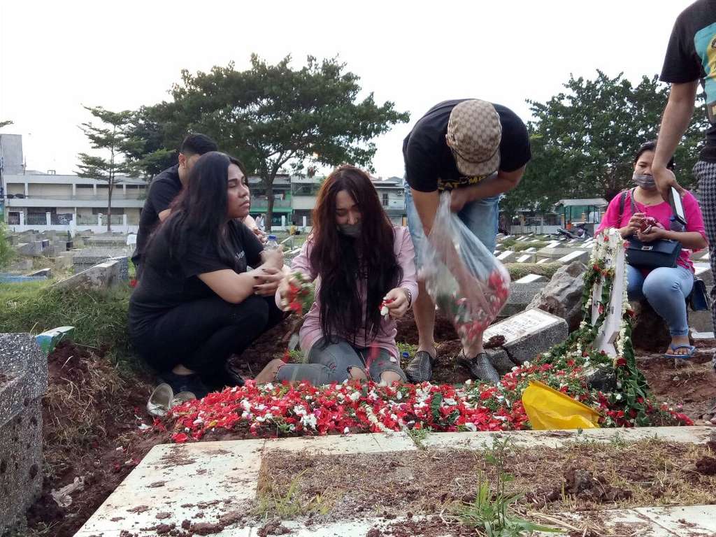 Tangis Histeris Lucinta Luna di Pusara Bunda