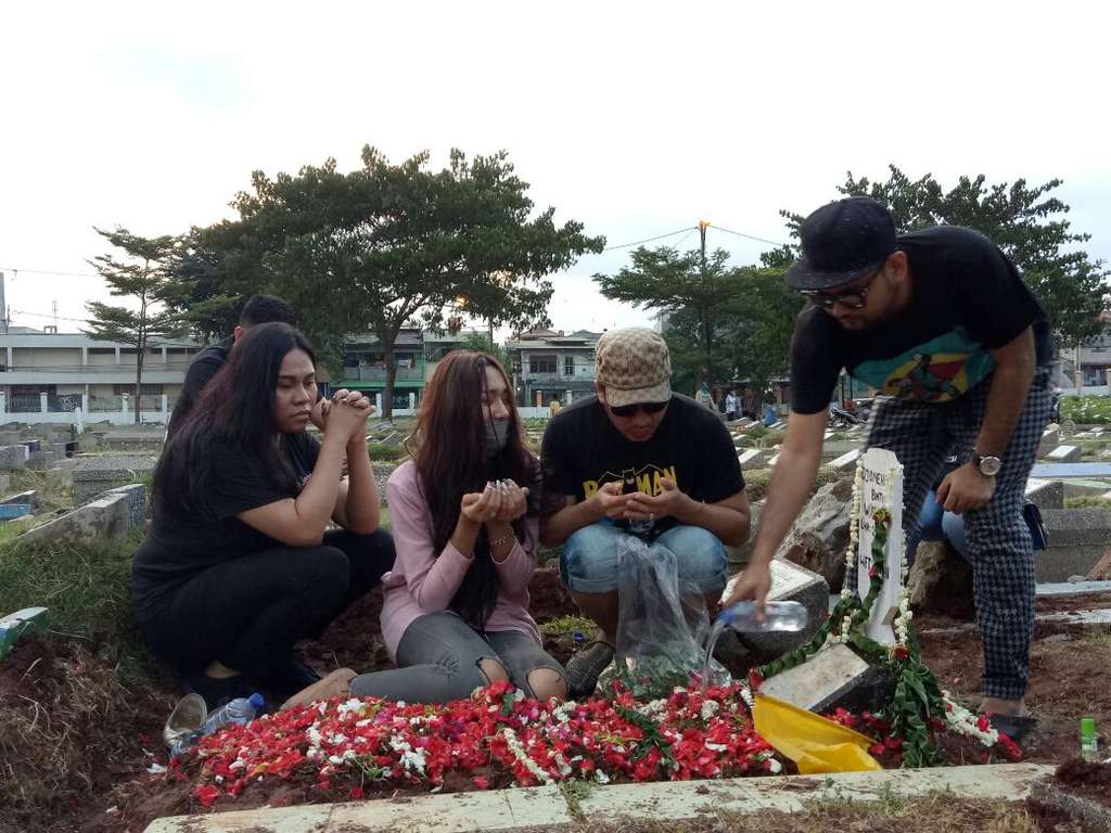 Tangis Histeris Lucinta Luna di Pusara Bunda