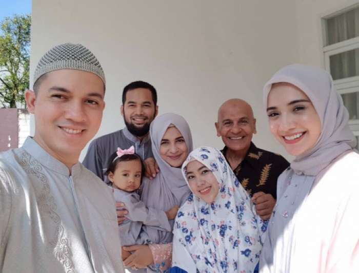 4 Seleb Ini Punya Ibu Tiri yang Usianya Tak Terpaut Jauh