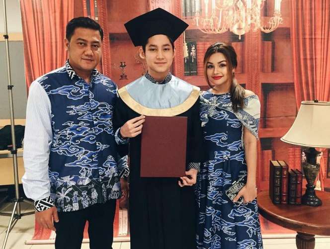 4 Seleb Ini Punya Ibu Tiri yang Usianya Tak Terpaut Jauh