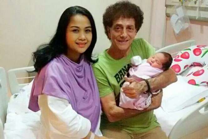 4 Seleb Ini Punya Ibu Tiri yang Usianya Tak Terpaut Jauh