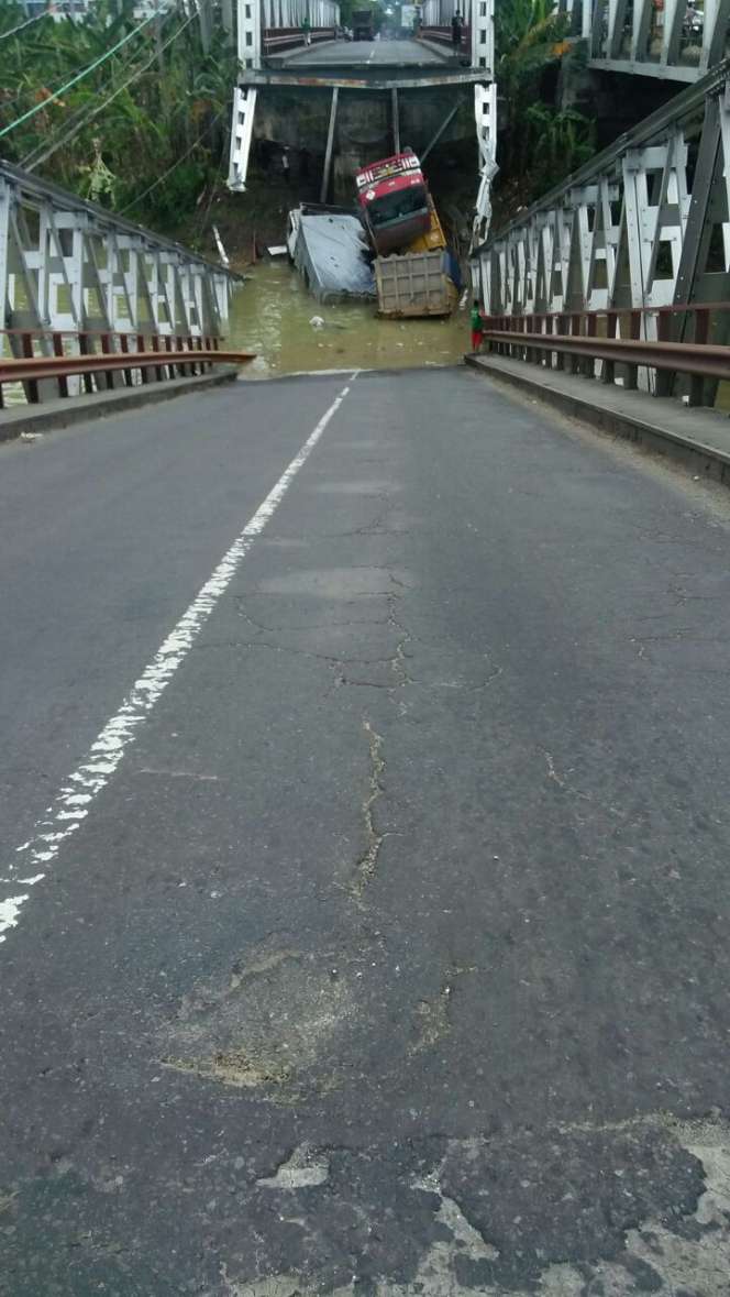 Jembatan Babat Ambruk, Tiga Truk Terjun ke Sungai