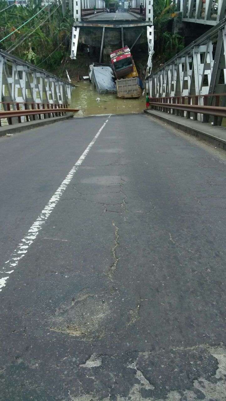 Jembatan Babat Ambruk, Tiga Truk Terjun ke Sungai