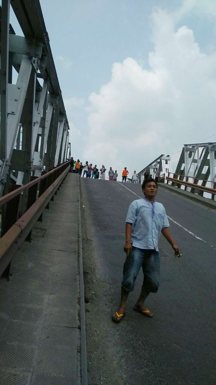 Jembatan Babat Ambruk, Tiga Truk Terjun ke Sungai
