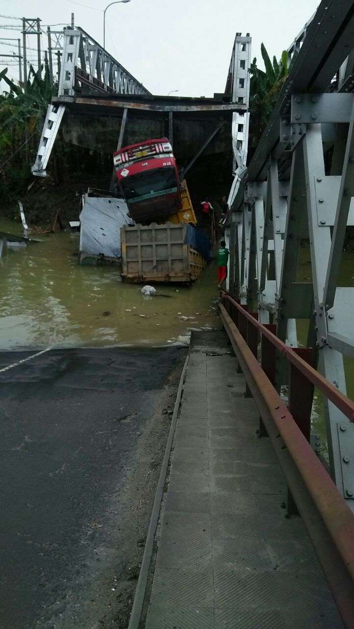 Jembatan Babat Ambruk, Tiga Truk Terjun ke Sungai