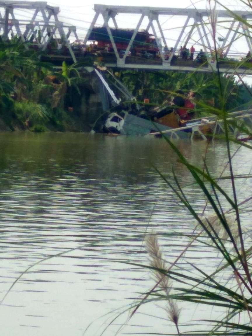 Jembatan Babat Ambruk, Tiga Truk Terjun ke Sungai