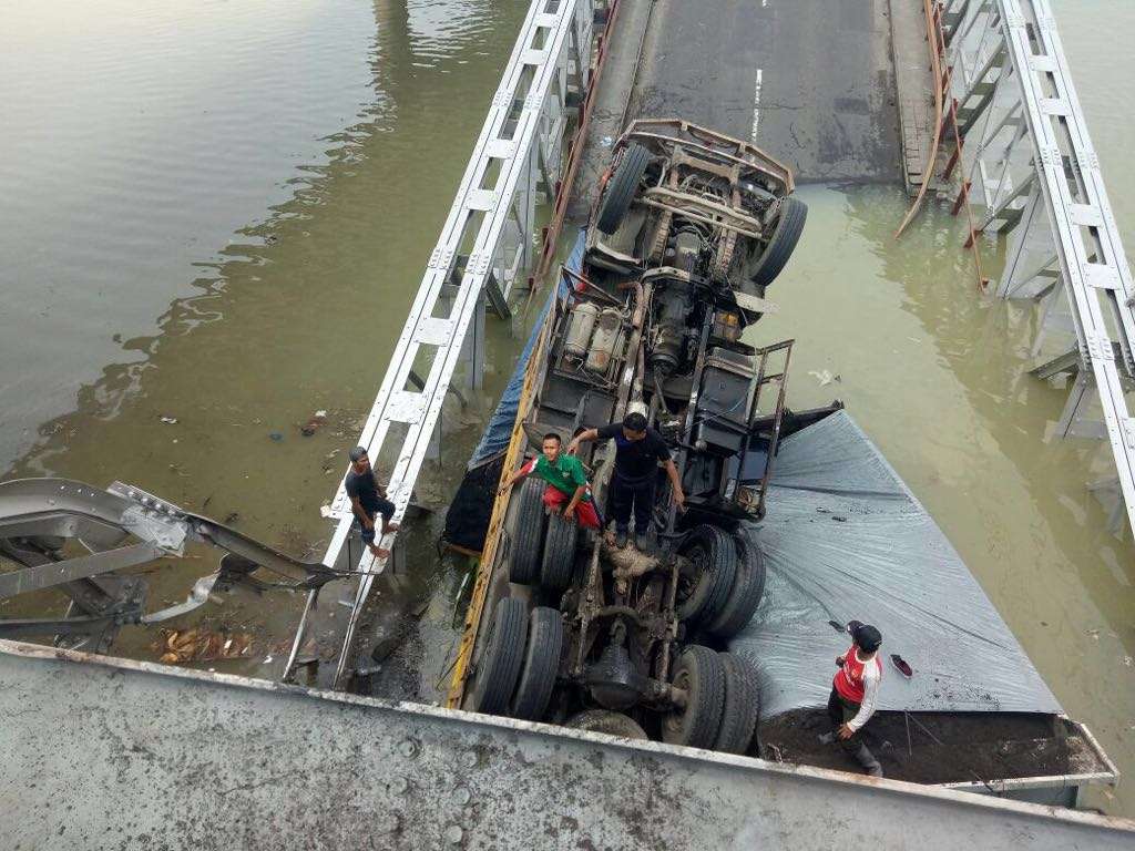 Jembatan Babat Ambruk, Tiga Truk Terjun ke Sungai
