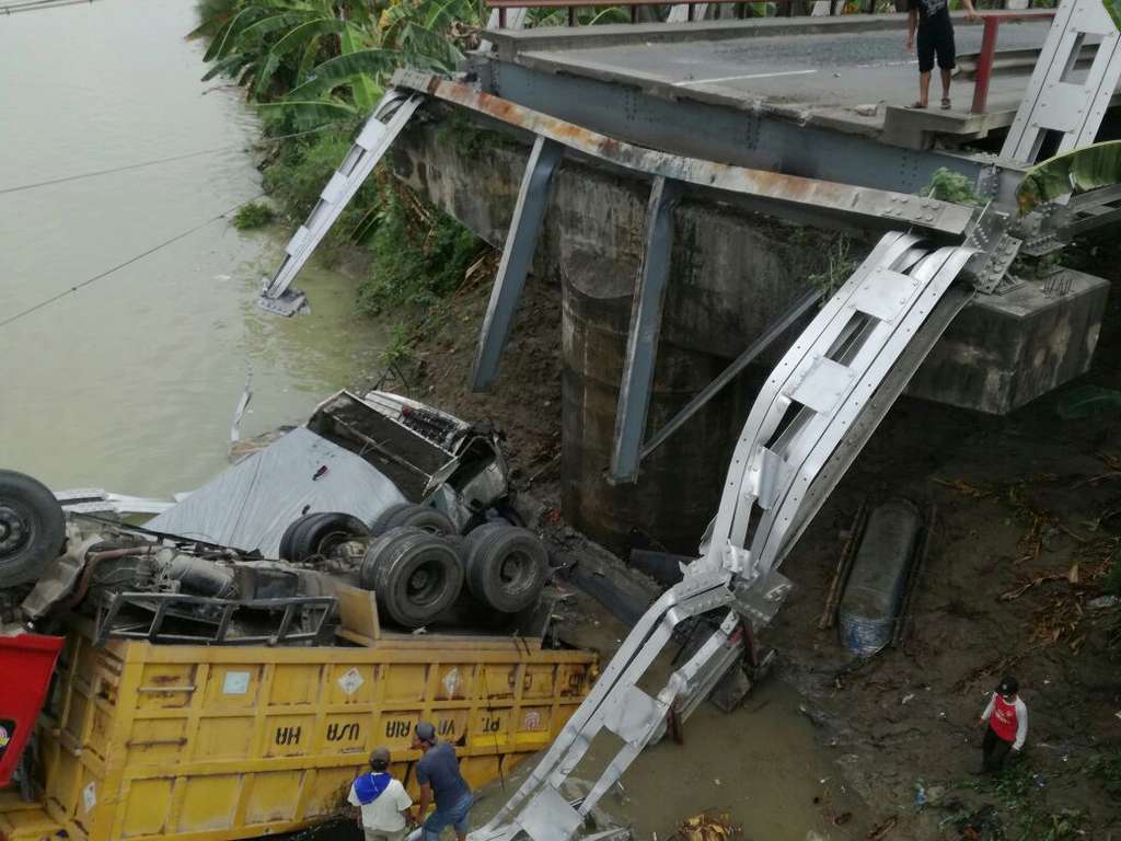 Jembatan Babat Ambruk, Tiga Truk Terjun ke Sungai