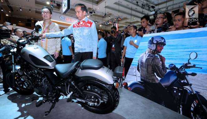 Berjaket Denim Lagi, Jokowi Keliling Pameran IIMS 2018