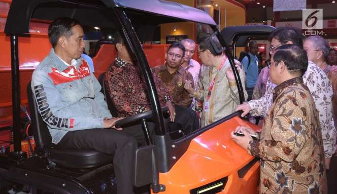 Berjaket Denim Lagi, Jokowi Keliling Pameran IIMS 2018