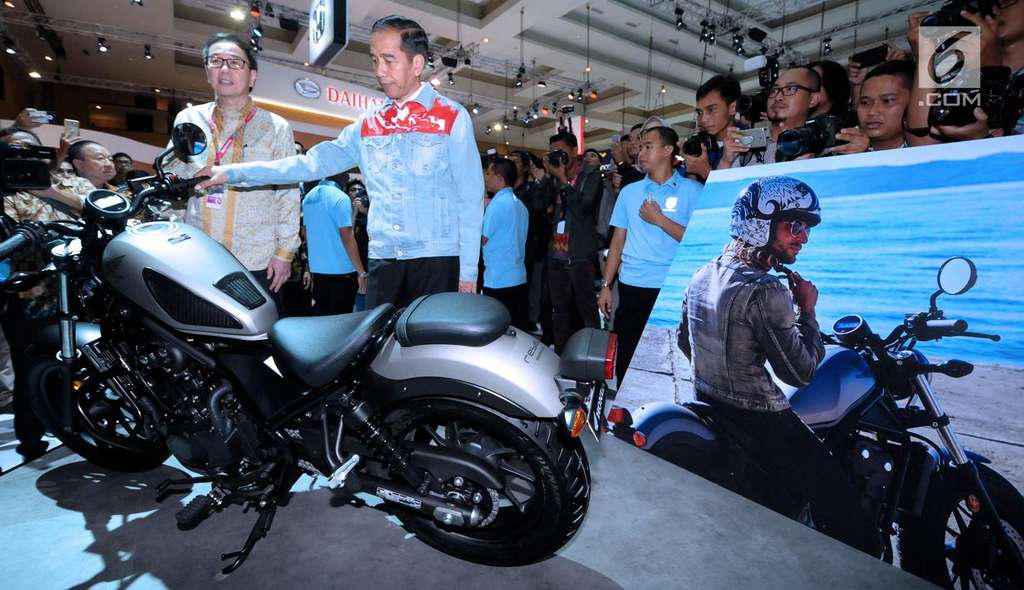 Berjaket Denim Lagi, Jokowi Keliling Pameran IIMS 2018