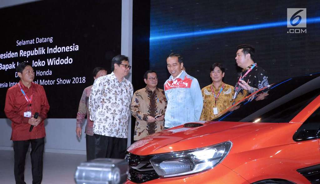 Berjaket Denim Lagi, Jokowi Keliling Pameran IIMS 2018
