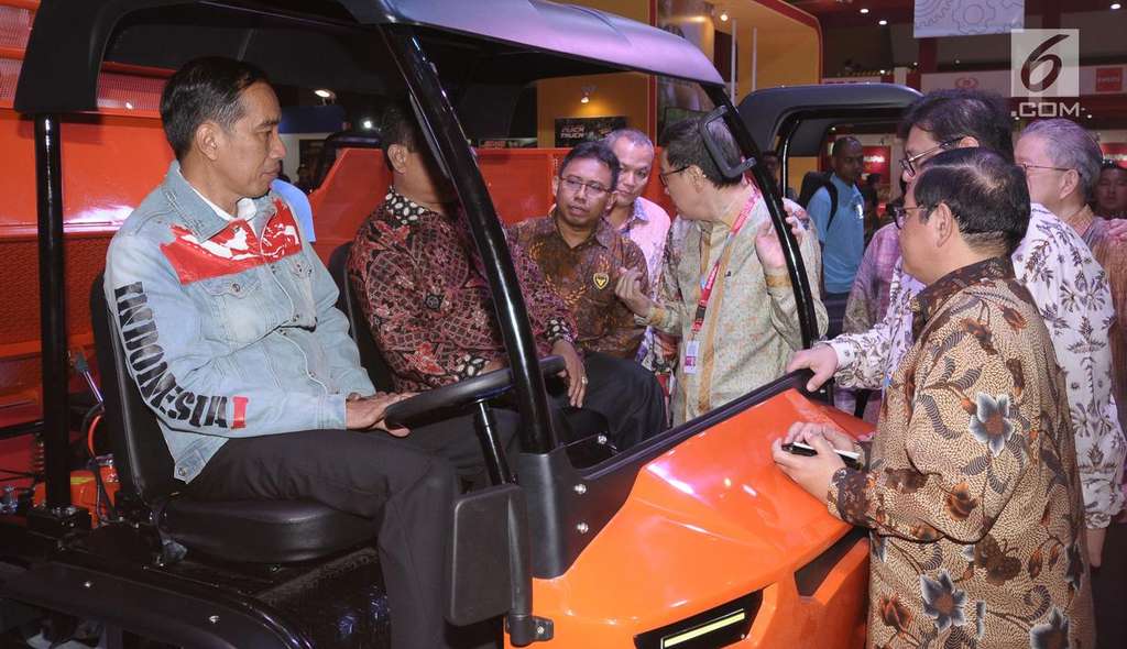 Berjaket Denim Lagi, Jokowi Keliling Pameran IIMS 2018