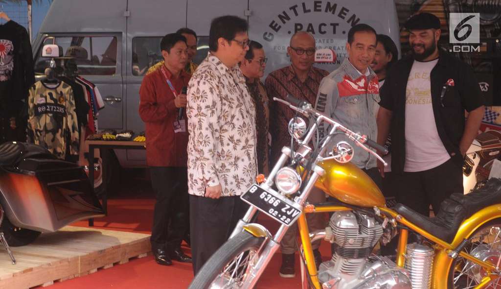 Berjaket Denim Lagi, Jokowi Keliling Pameran IIMS 2018
