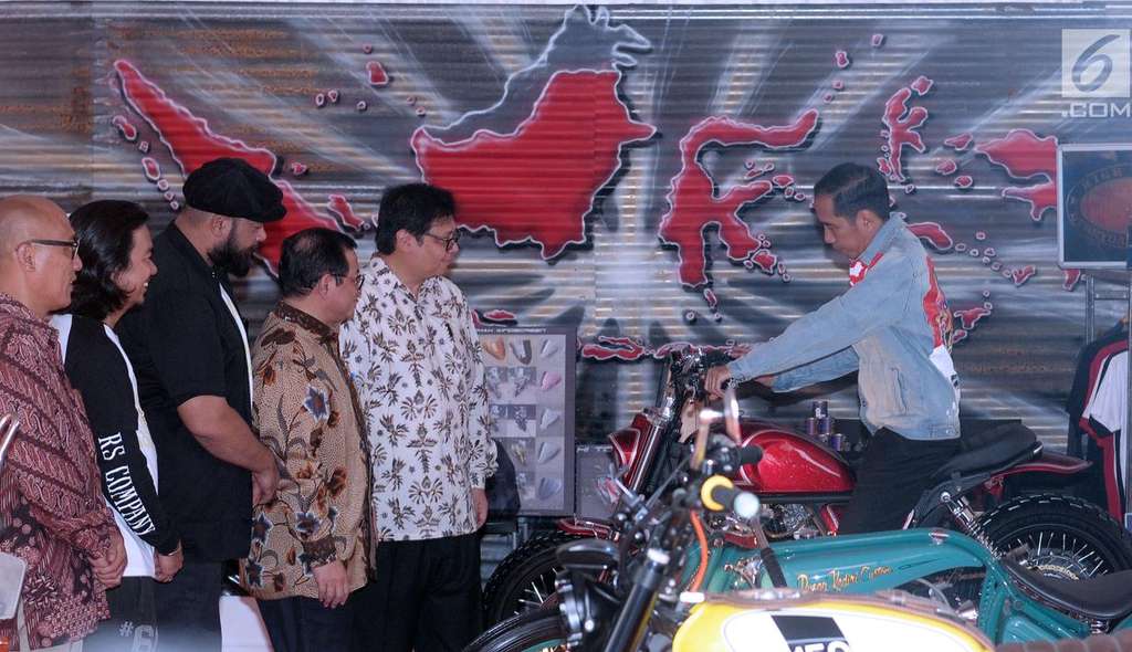 Berjaket Denim Lagi, Jokowi Keliling Pameran IIMS 2018