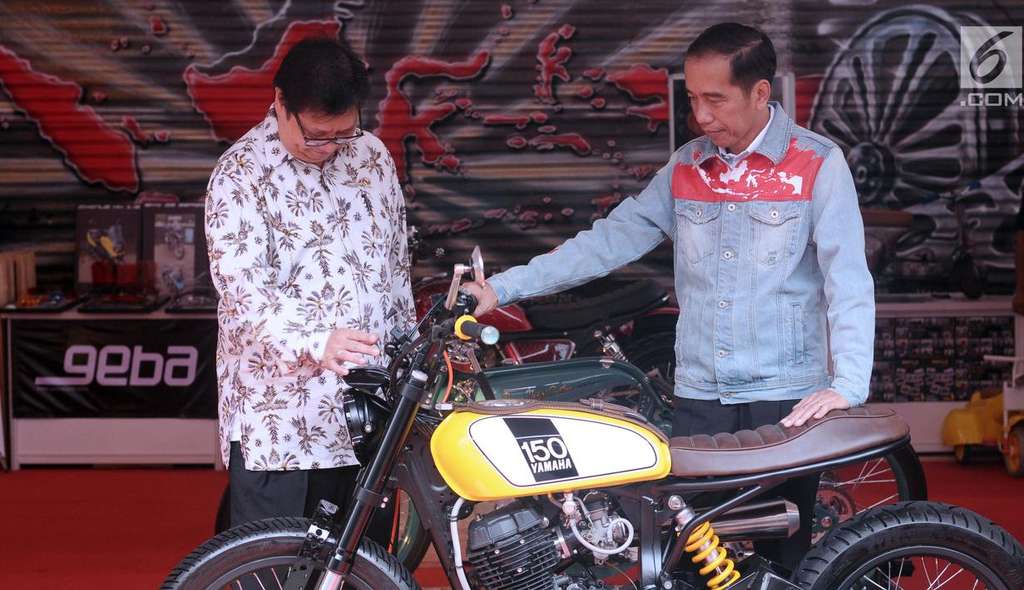 Berjaket Denim Lagi, Jokowi Keliling Pameran IIMS 2018