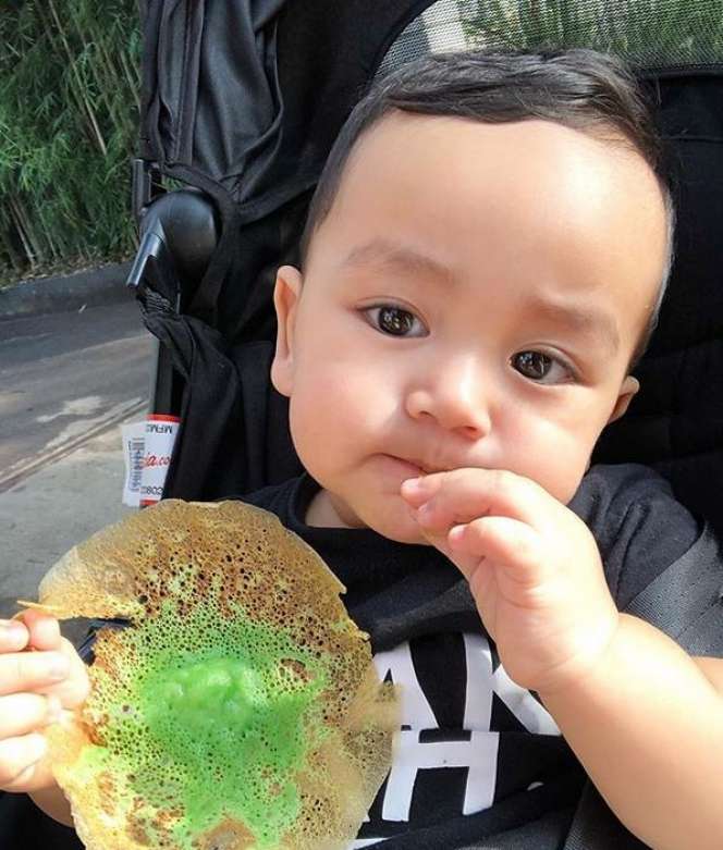 Liburan di Indonesia, Cucu Siti Nurhaliza Bikin Gemas