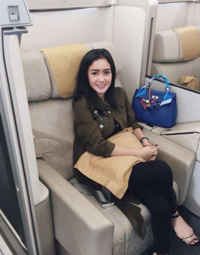 Glamor, Gaya 5 Seleb Bawa Tas Ratusan Juta di Pesawat