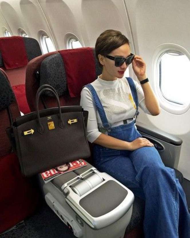 Glamor, Gaya 5 Seleb Bawa Tas Ratusan Juta di Pesawat