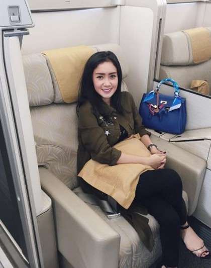 Glamor, Gaya 5 Seleb Bawa Tas Ratusan Juta di Pesawat
