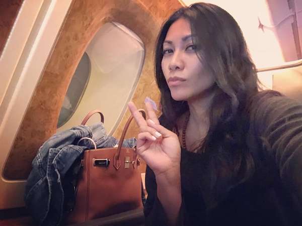 Glamor, Gaya 5 Seleb Bawa Tas Ratusan Juta di Pesawat