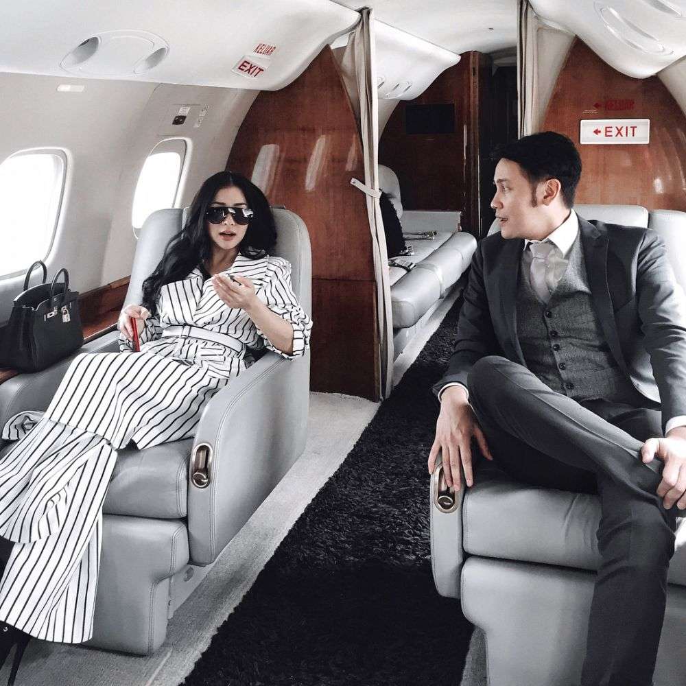 Glamor, Gaya 5 Seleb Bawa Tas Ratusan Juta di Pesawat