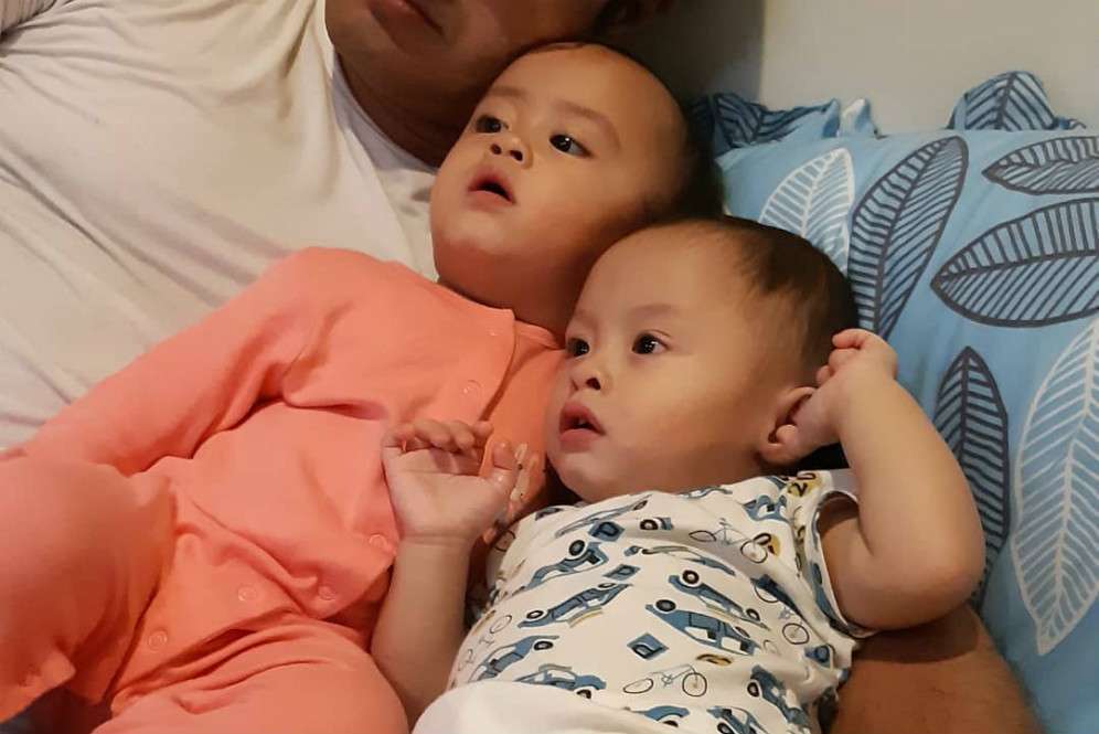 Intip Tingkah Lucu Anak Kembar Surya dan Cynthia