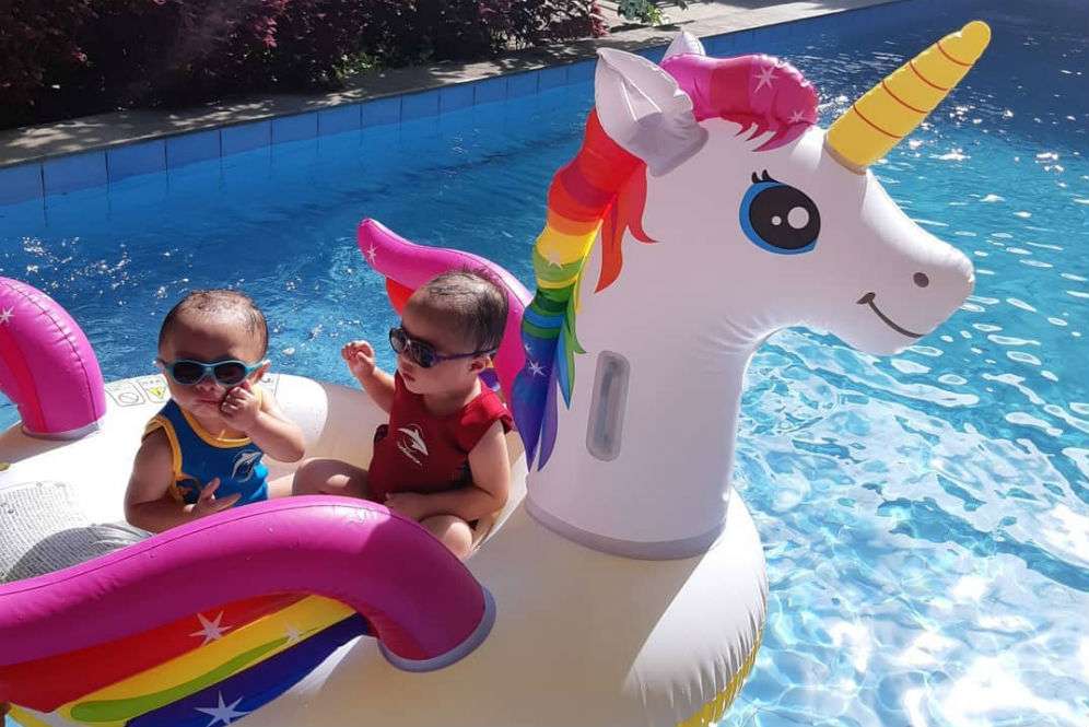 Intip Tingkah Lucu Anak Kembar Surya dan Cynthia