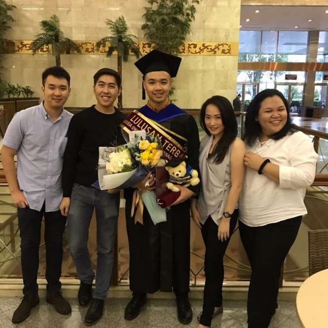 Jarang yang Tahu, Ini Sosok Adik Tina Toon yang Tampan