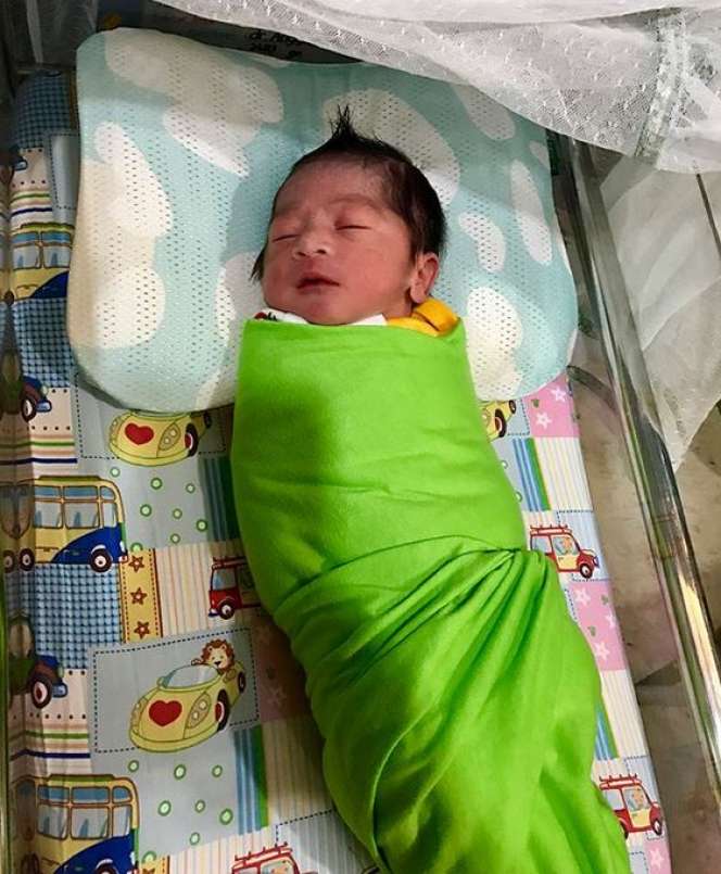 Imutnya Bayi Kembar Ustaz Solmed dan April Jasmine