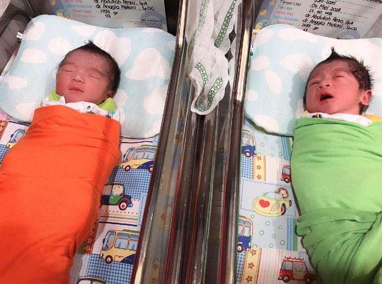 Imutnya Bayi Kembar Ustaz Solmed dan April Jasmine