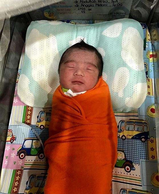 Imutnya Bayi Kembar Ustaz Solmed dan April Jasmine