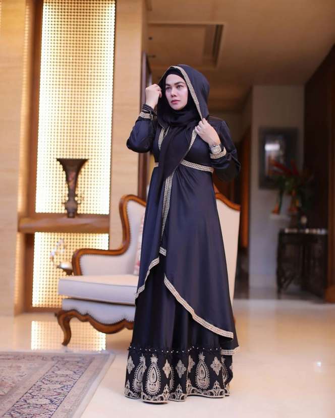 Sarita Abdul, Ibunda Shafa Harris yang Glamor dan Modis