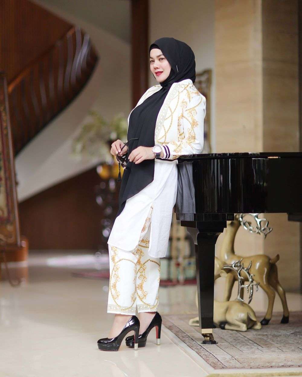 Sarita Abdul, Ibunda Shafa Harris yang Glamor dan Modis