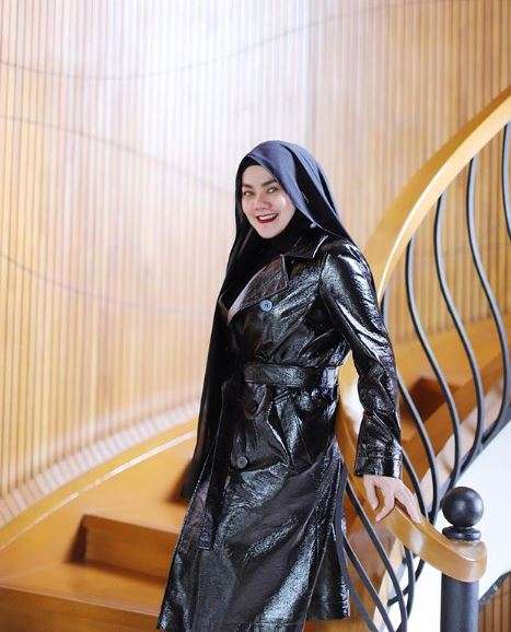 Sarita Abdul, Ibunda Shafa Harris yang Glamor dan Modis