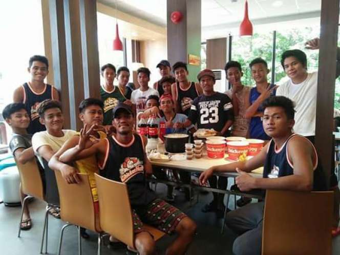 Ada yang Aneh Saat Kumpulan Pemuda Pamer Makanan di Restoran
