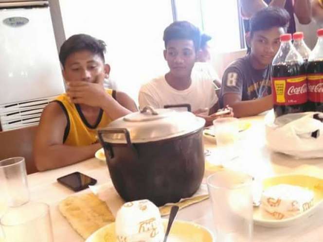 Ada yang Aneh Saat Kumpulan Pemuda Pamer Makanan di Restoran