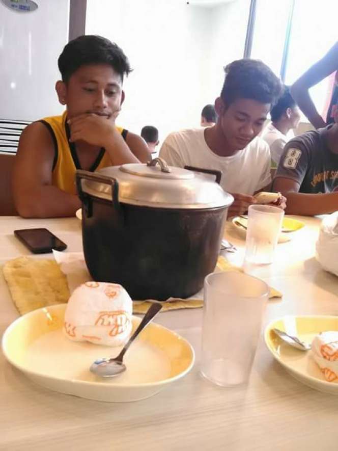 Ada yang Aneh Saat Kumpulan Pemuda Pamer Makanan di Restoran
