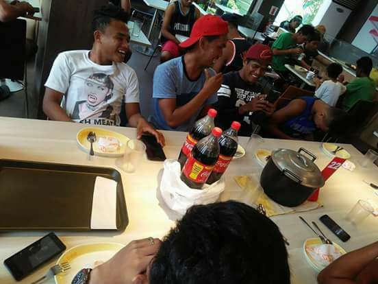 Ada yang Aneh Saat Kumpulan Pemuda Pamer Makanan di Restoran