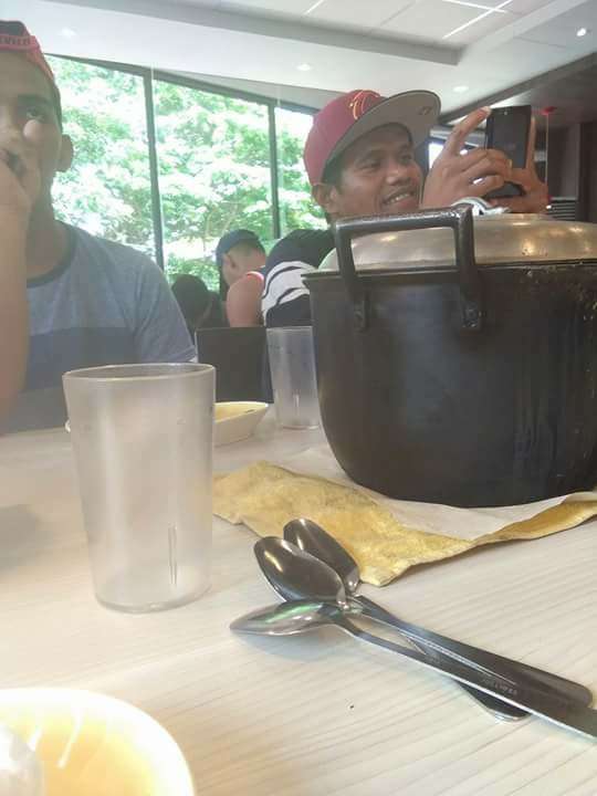 Ada yang Aneh Saat Kumpulan Pemuda Pamer Makanan di Restoran