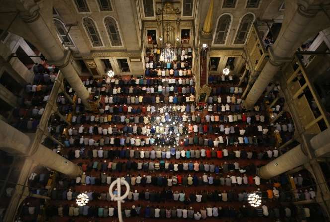 Umat Muslim Lakukan Salat Tarawih Pertama di Turki